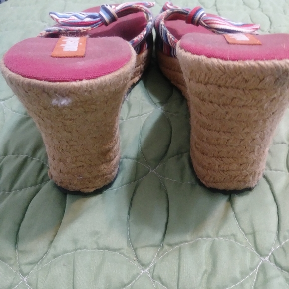 Unlisted Wedge - Picture 4 of 5